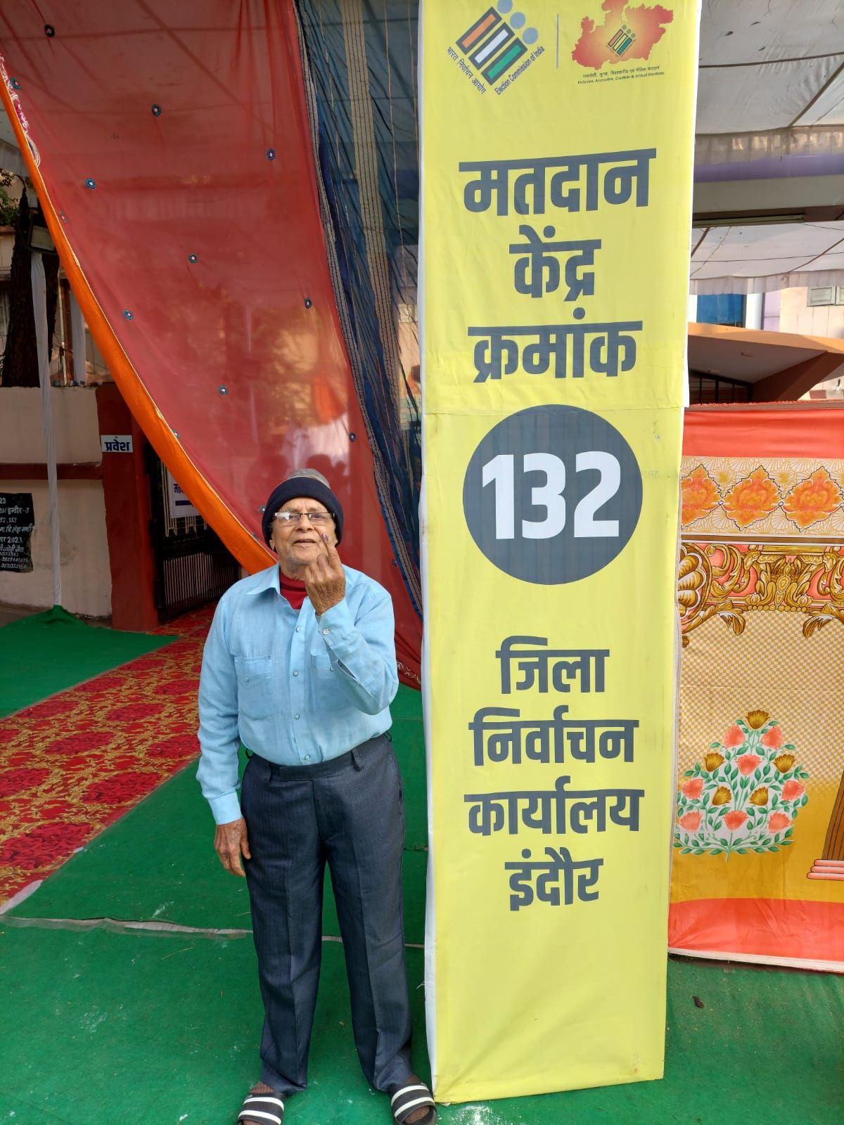 93 वर्षीय श्री पगारे ने किया मतदान